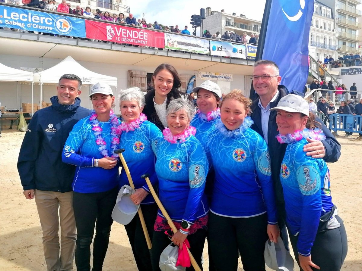 L'équipe féminine Vahiné Va'a, colliers de fleurs au cou, réunie sur la plage des Sables d'Olonne